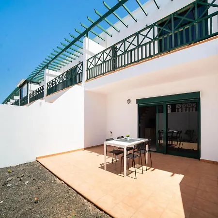 Comfy Holiday In Playa Blanca With Terrace Ferienhaus